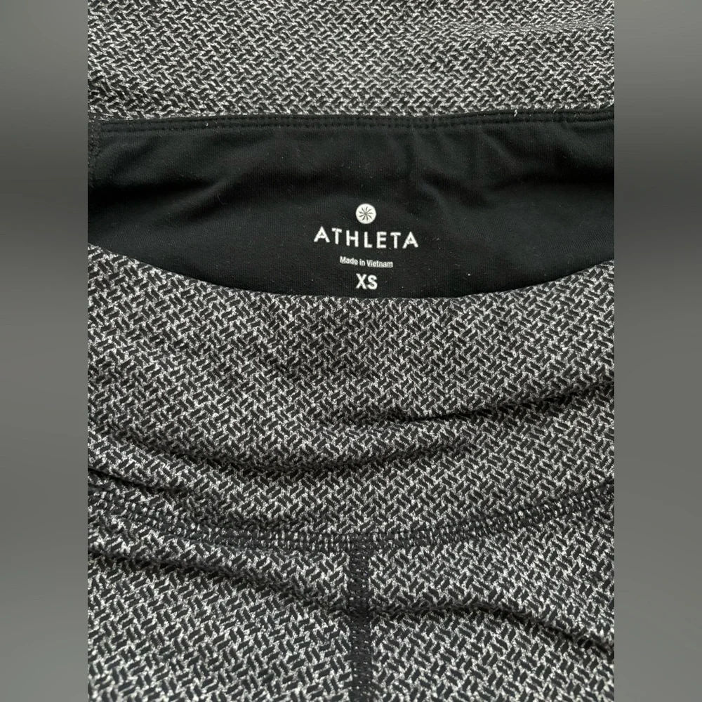 Athleta Criss Cross Drifter Legging Size XS Gray Black Zip Pockets